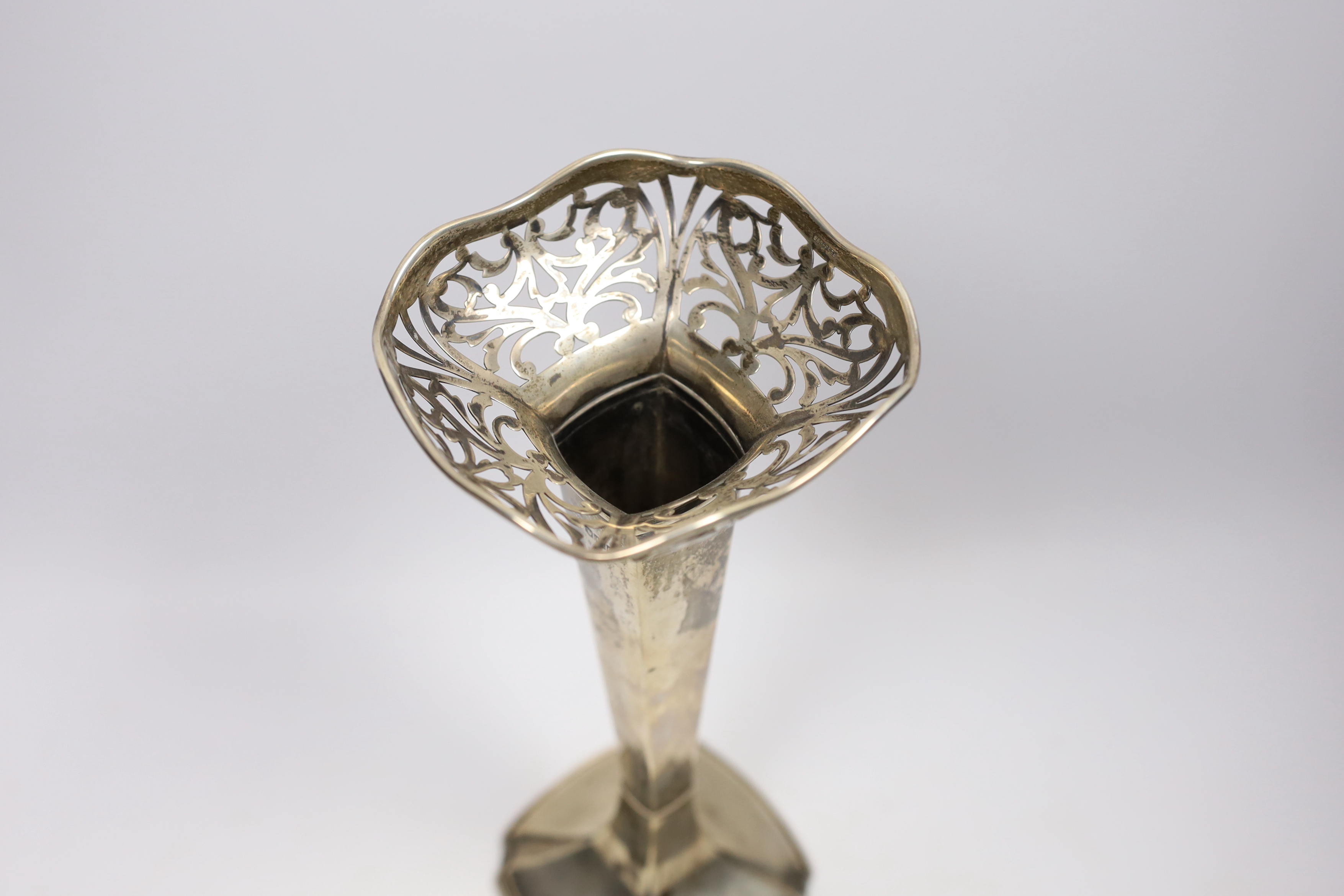 A George V silver posy vase, with pierced border, R.F. Mosely, Sheffield, circa 1920, height 27.9cm, weighted.